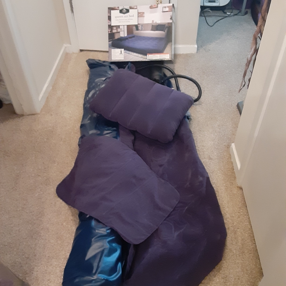 Queen sized air bed, pillows and air pump